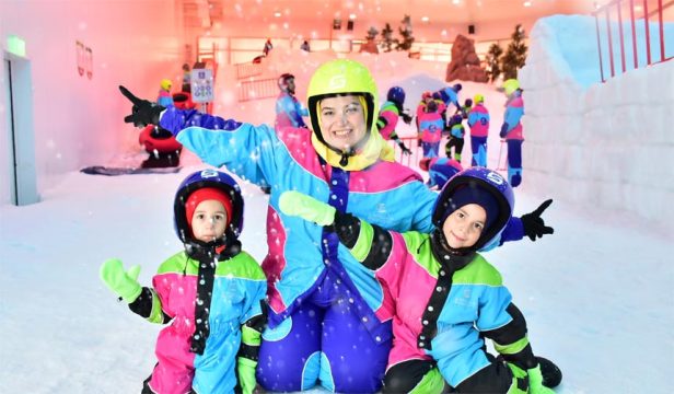 العديد من الألعاب الثلجية المخصصة للأطفال في مدينة الثلج